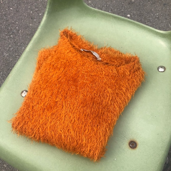 Zara fuzzy orange T-shirt - Picture 3 of 3